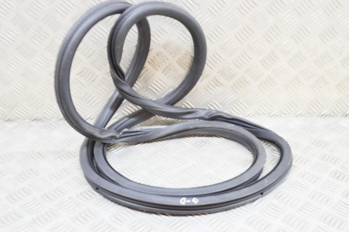 Garnitura ușă dreapta spate PORSCHE CAYENNE 92A 2015 OEM: 7P0867367H,7P0.867.367.H | 21247792