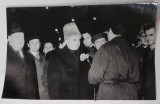 NICOLAE CEAUSESCU SI ILIE VERDET INTAMPINATI CU FLORI DE UN MUNCITOR , IN VIZITA DE LUCRU , FOTOGRAFIE DE PRESA , ANII , 70