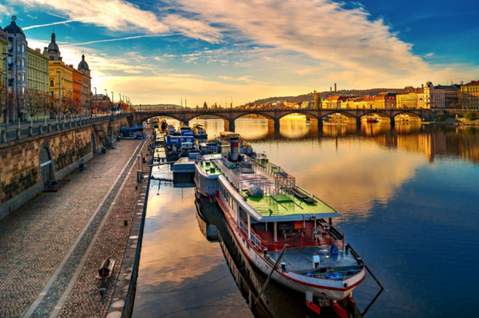 Fototapet de perete autoadeziv si lavabil Pod peste Vltava Praga, 270 x 200 cm