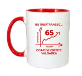 Cana maner rosu personalizata &quot;Nu imbatranesc doar imi creste valoarea, 65 ani&quot;, INOVATIX&reg;. 330ml