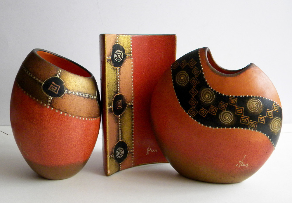 Set 3 vaze decorative cu ornamente aurii spiralate, arta ceramica semnata |  Okazii.ro