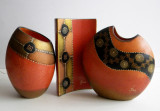 Set 3 vaze decorative cu ornamente aurii spiralate, arta ceramica semnata