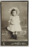 ATELIER HIGH LIFE , FOST G. WABER , BUCURESTI , FETITA CU PALARIE ALBA , FOTOGRAFIE C.D.V , SFARSIT DE SEC. XIX