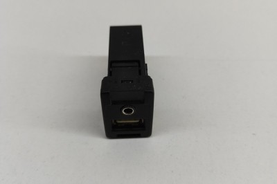 Port USB/AUX-In TOYOTA AVENSIS Sedan _T27_ 2016 OEM: 86190-0D030 27357902 foto