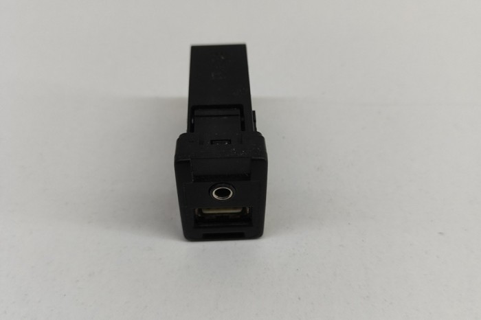 Port USB/AUX-In TOYOTA AVENSIS Sedan _T27_ 2016 OEM: 86190-0D030 27357902