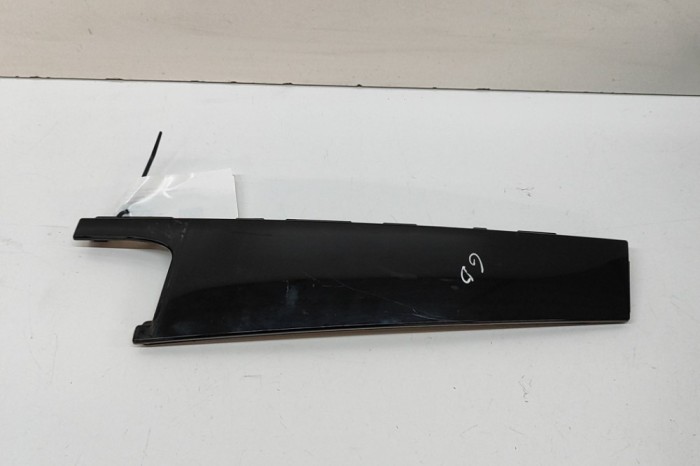 Ornament vertical ușă dreapta spate INFINITI Q30 2019 OEM: 822D2-5DA1A 31517450