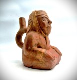 figura cultura MOCHE vas din teracota portret figura barbat asezat ceramica nativa Peru arta precolumbiana