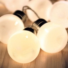 Ghirlandă cu LED-uri, decor globuri mate