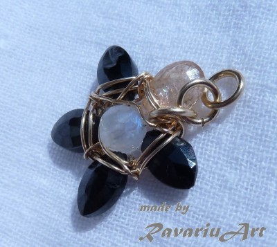 B18. Pandantiv - Fluture - din spinel negru si sarma de Goldfilled, Unicat foto
