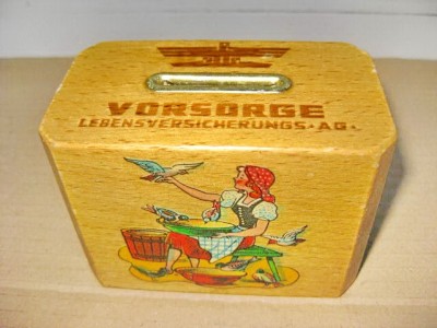 A453-Pusculita bani Banca Vorsorge asigurari de viata germana rustica din lemn. foto