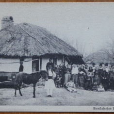 Grup de tarani in fata casei , Carte postala editata de ocupantii nemti , 1918