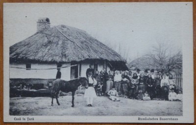 Grup de tarani in fata casei , Carte postala editata de ocupantii nemti , 1918 foto