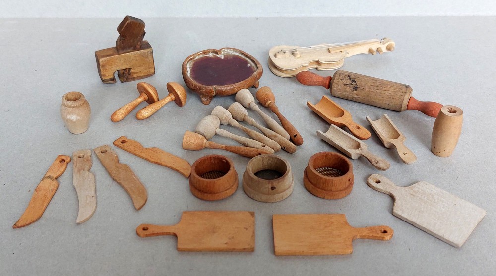 Lot 26 miniaturi obiecte de bucatarie + vioara + rindea sculptate manual in  lemn | Okazii.ro