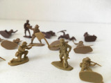 * Lot 16 figurine soldati, plastic, cca 2.5 cm (miniaturali)