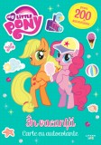 Cumpara ieftin My Little Pony. &Icirc;n vacanță. Carte cu autocolante