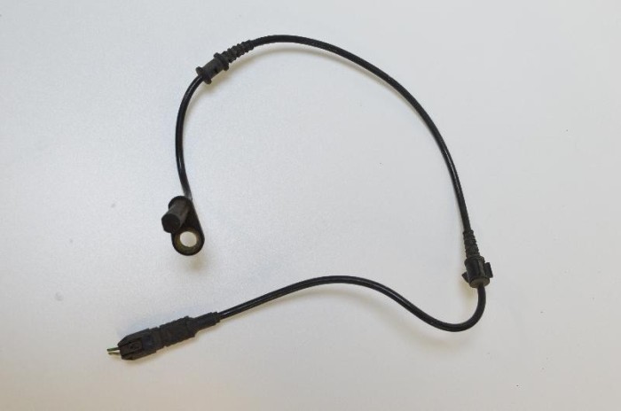 Senzor ABS dreapta față MERCEDES-BENZ E W211 2003 OEM: A2115401317 2115567