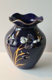 Cumpara ieftin Vaza decorativa romaneasca portelan cobalt, elemente florale aplicate &icirc;n relief, aurire manuala, margine ondulata; tehnică mixtă gen Limoges, Meissen, Vaze, Romania