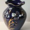 Vaza decorativa romaneasca portelan cobalt, elemente florale aplicate &icirc;n relief, aurire manuala, margine ondulata; tehnică mixtă gen Limoges, Meissen