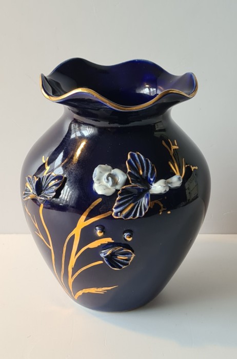 Vaza decorativa romaneasca portelan cobalt, elemente florale aplicate &icirc;n relief, aurire manuala, margine ondulata; tehnică mixtă gen Limoges, Meissen