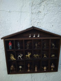 Dulapior,vitrina din lemn cu 21 de miniaturi metalice