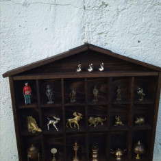 Dulapior,vitrina din lemn cu 21 de miniaturi metalice