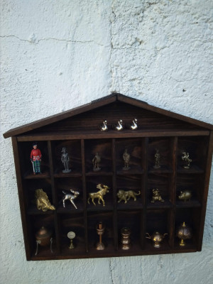 Dulapior,vitrina din lemn cu 21 de miniaturi metalice foto