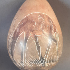 Peisaj african cu antilopa si copac - Ou piatra agat, sculptat si gravat manual
