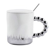 Cana cu capac din ceramica si lingurita Pufo Opulence pentru cafea sau ceai, 250 ml, alb/argintiu