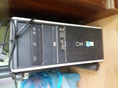 Computer hp cu două monitoare foto