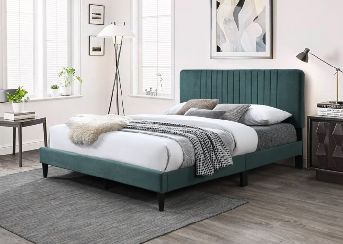 Pat tapitat Emerald cu catifea verde, 140x200, cadru din lemn cu somiera fixa