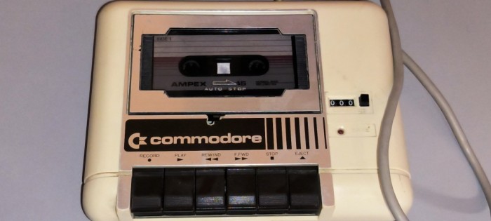 Casetofon vintage COMMODORE C2N nu stiu daca functioneaza il vand ca defect
