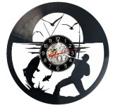 Ceas de perete decorativ realizat din disc de vinil, Model Pescuit Pescar Pește Captură și Apus, Negru, 30 cm