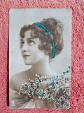 Fotografie tip carte postala, tanara cu margele si flor, 1924