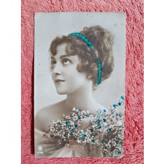 Fotografie tip carte postala, tanara cu margele si flor, 1924