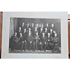 Fotografie pe carton, grup de barbati la zi festiva, perioada interbelica