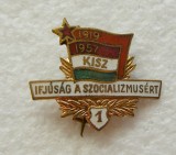 v599 UNGARIA COMUNISTA 1957 INSIGNA KISZ LOCUL 1 (UTC) 23mm STARE EXCELENTA