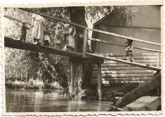 C691 Fotografie copii pe punte peste canal la Valcov 1939 Basarabia foto