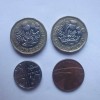 4 monede actuale din UK: cate una de 1 pound, una de 5 pence si una de 1 penny, Europa