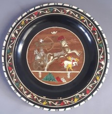 FARFURIE DECORATIVA DIN LEMN CU INCRUSTATII SIDEFATE, MOTIVE MITOLOGICE EGIPTENE