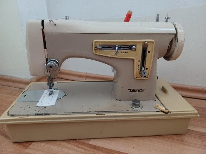 Mașină de cusut electrică