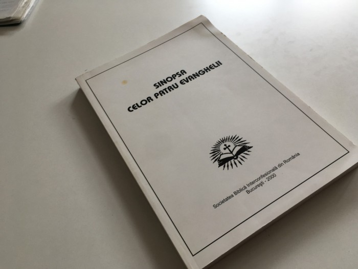SINOPSA CELOR PATRU EVANGHELII. SOCIETATEA BIBLICA 2000. S-A FOLOSIT TEXTUL NOULUI TESTAMENT DIN 1979 TRAD. PR.PROF. C-TIN. CORNITESCU. FORMAT MARE