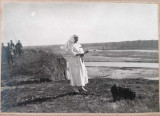 Regina Maria in uniforma de Crucea Rosie pe malul Siretului 1917