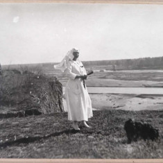Regina Maria in uniforma de Crucea Rosie pe malul Siretului 1917