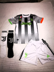 Compleu Echipament si jambiere pt. copii Juventus RONALDO model 2019-2020 foto