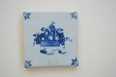 &amp;quot;Vas cu fructe&amp;quot; placa ceramica de Delft sec 18 foto