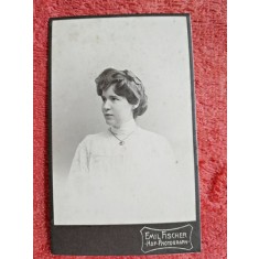 Fotografie tip CDV, femeie cu medalion, 1906