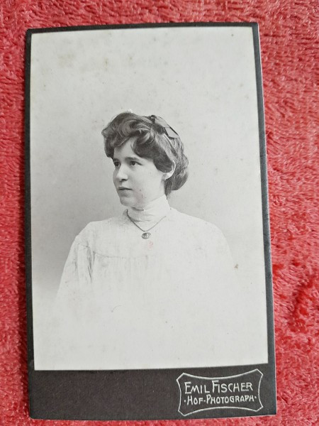 Fotografie tip CDV, femeie cu medalion, 1906