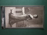 fotografie atelier fotografic MAKSAY -GALATZ-GALATI distinsa doamna in tinuta deosebita , anii 1900 .Dimensiuni aprox 16 cm x 11 cm