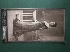 fotografie atelier fotografic MAKSAY -GALATZ-GALATI distinsa doamna in tinuta deosebita , anii 1900 .Dimensiuni aprox 16 cm x 11 cm