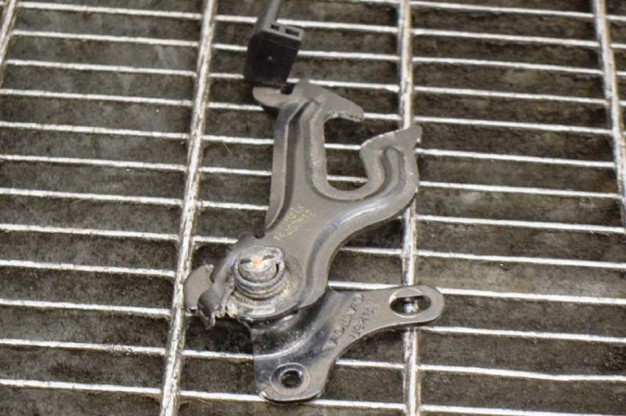 Zăvor de siguranță capota VOLVO V40 Hatchback 2016 OEM: U9H1A 10948657